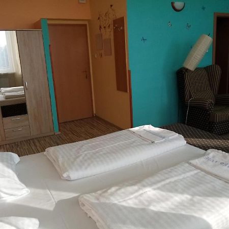 Hotel Hubert Nove Zamky Bagian luar foto