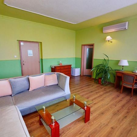 Hotel Hubert Nove Zamky Bagian luar foto