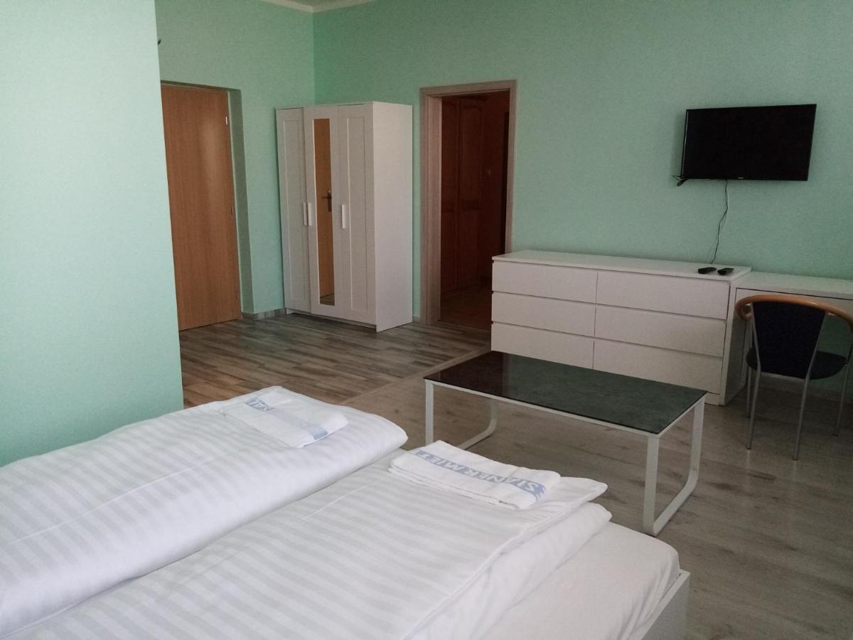 Hotel Hubert Nove Zamky Bagian luar foto