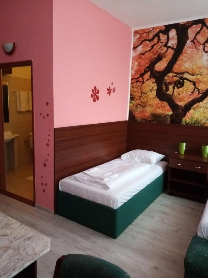 Hotel Hubert Nove Zamky Bagian luar foto