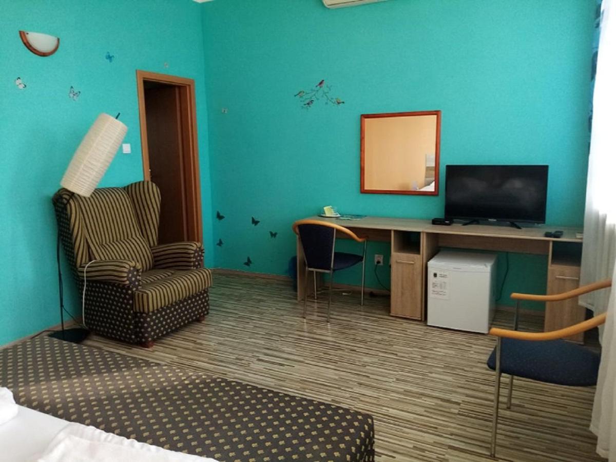 Hotel Hubert Nove Zamky Bagian luar foto