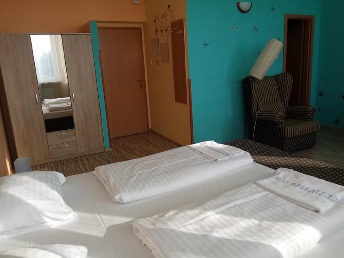 Hotel Hubert Nove Zamky Bagian luar foto