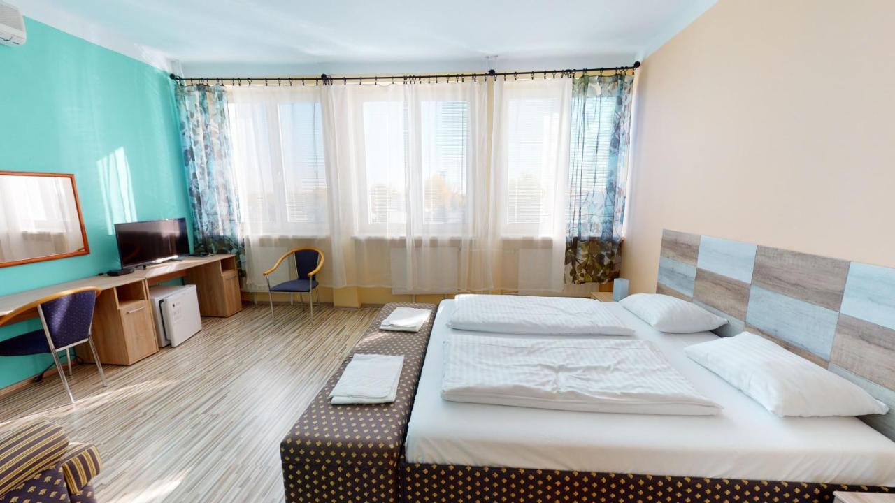 Hotel Hubert Nove Zamky Bagian luar foto
