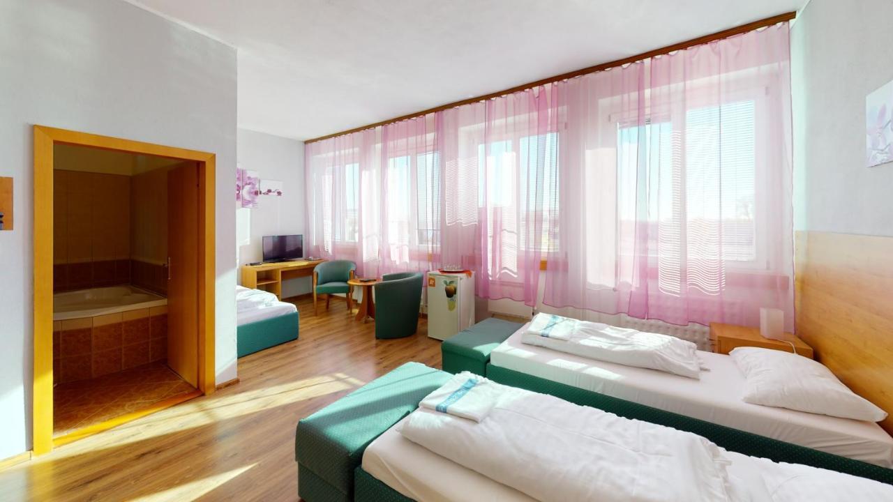 Hotel Hubert Nove Zamky Bagian luar foto