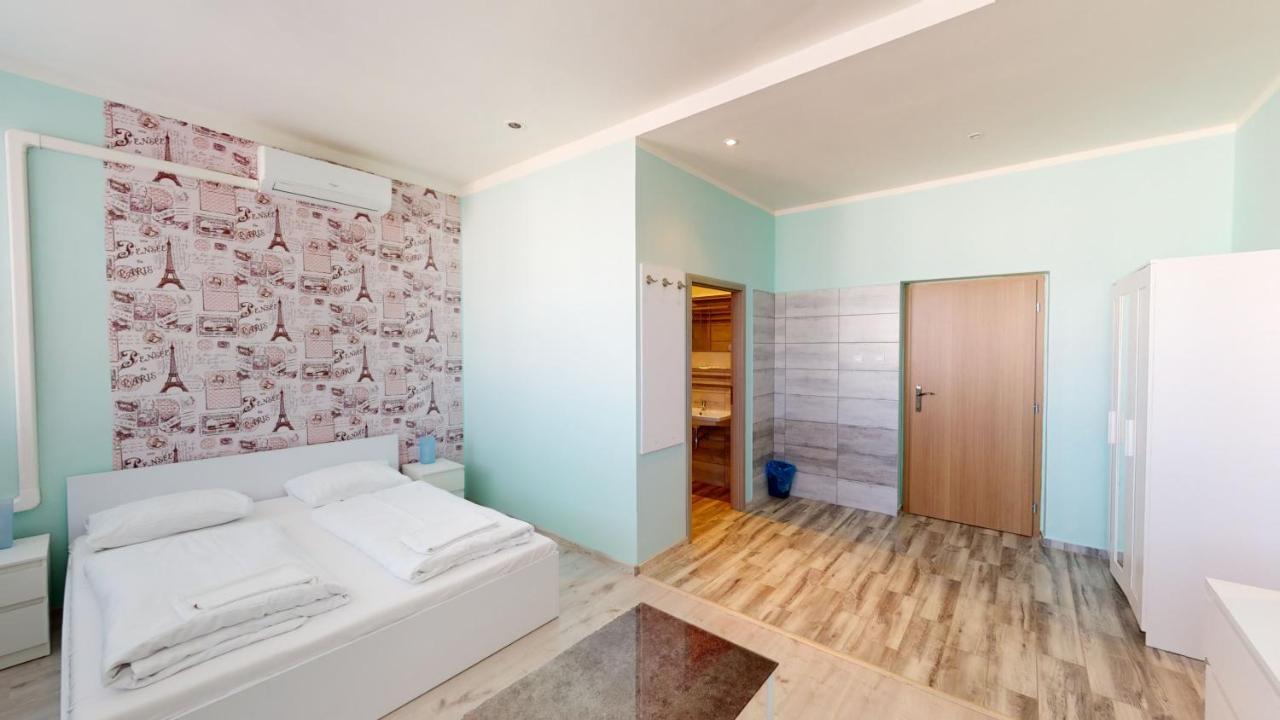 Hotel Hubert Nove Zamky Bagian luar foto