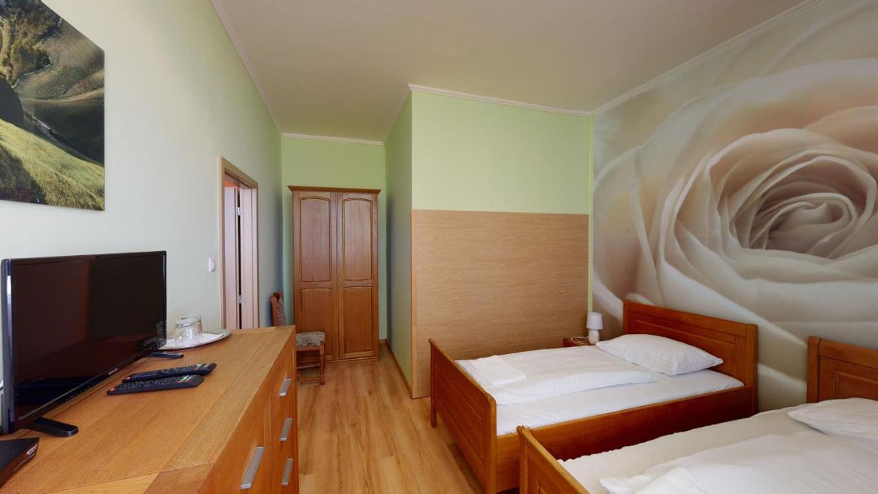Hotel Hubert Nove Zamky Bagian luar foto