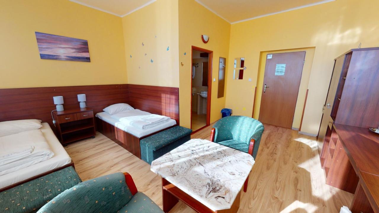Hotel Hubert Nove Zamky Bagian luar foto