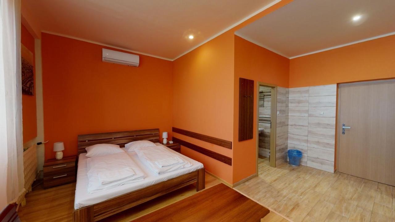 Hotel Hubert Nove Zamky Bagian luar foto