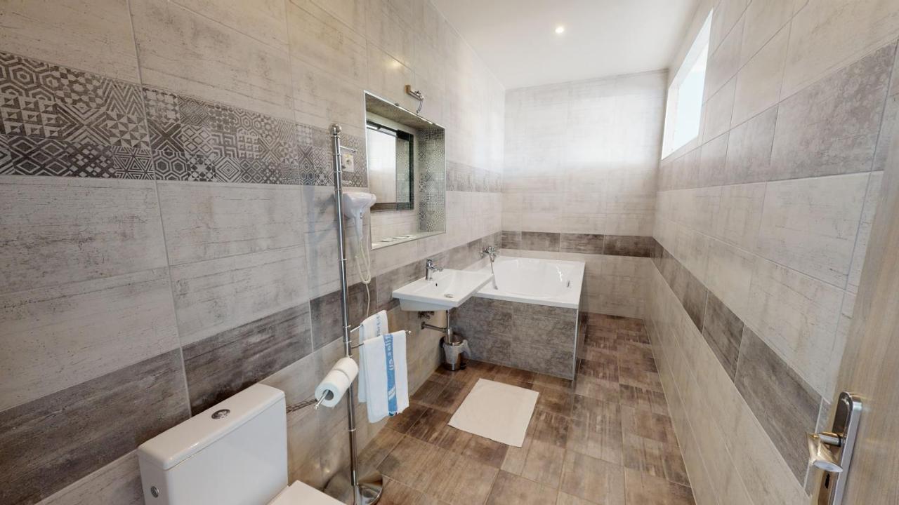 Hotel Hubert Nove Zamky Bagian luar foto