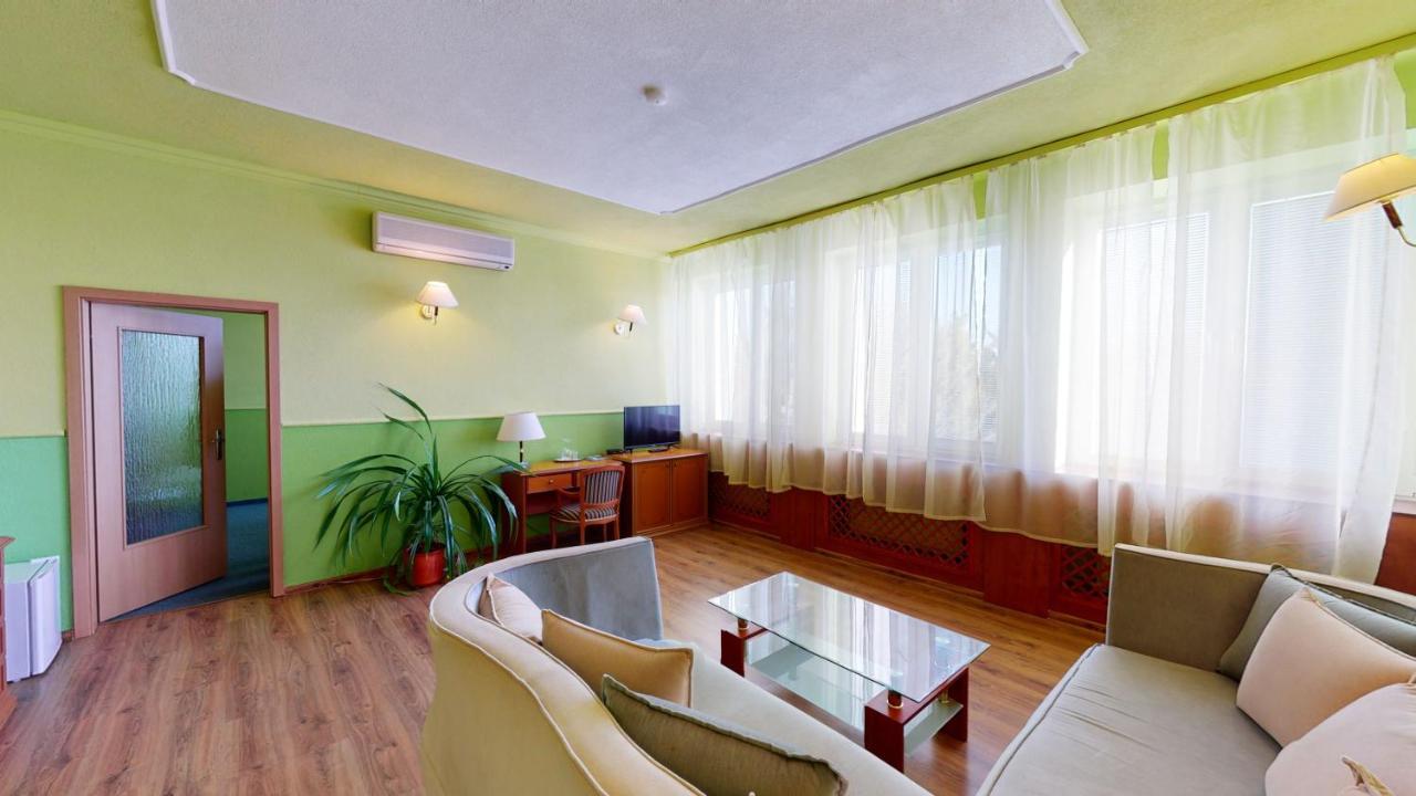 Hotel Hubert Nove Zamky Bagian luar foto