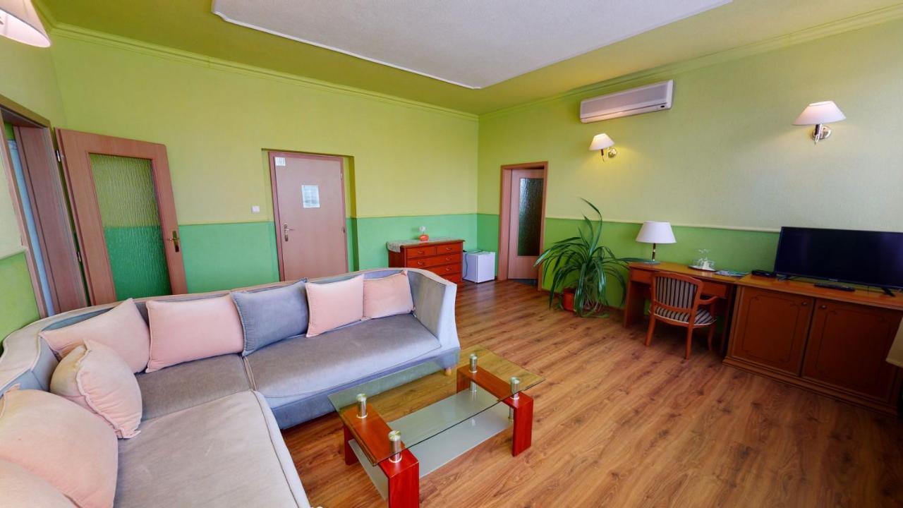 Hotel Hubert Nove Zamky Bagian luar foto