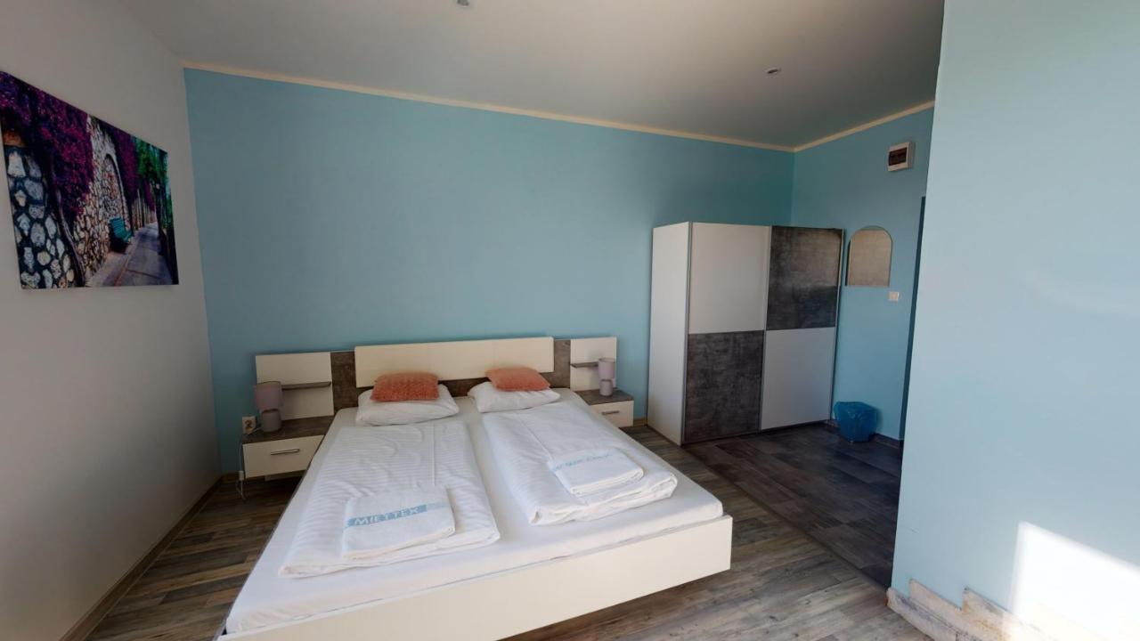Hotel Hubert Nove Zamky Bagian luar foto