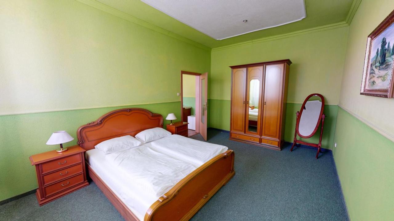 Hotel Hubert Nove Zamky Bagian luar foto