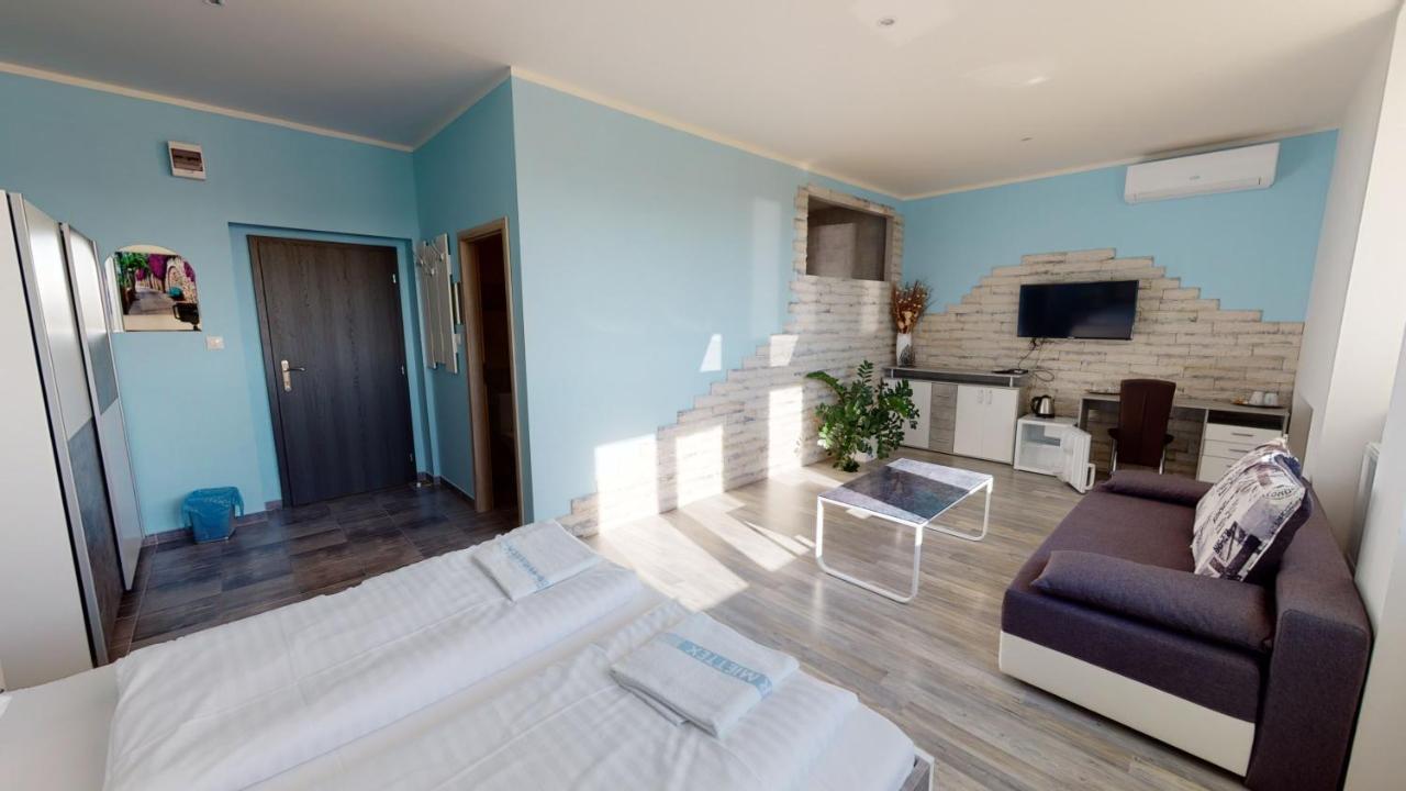 Hotel Hubert Nove Zamky Bagian luar foto