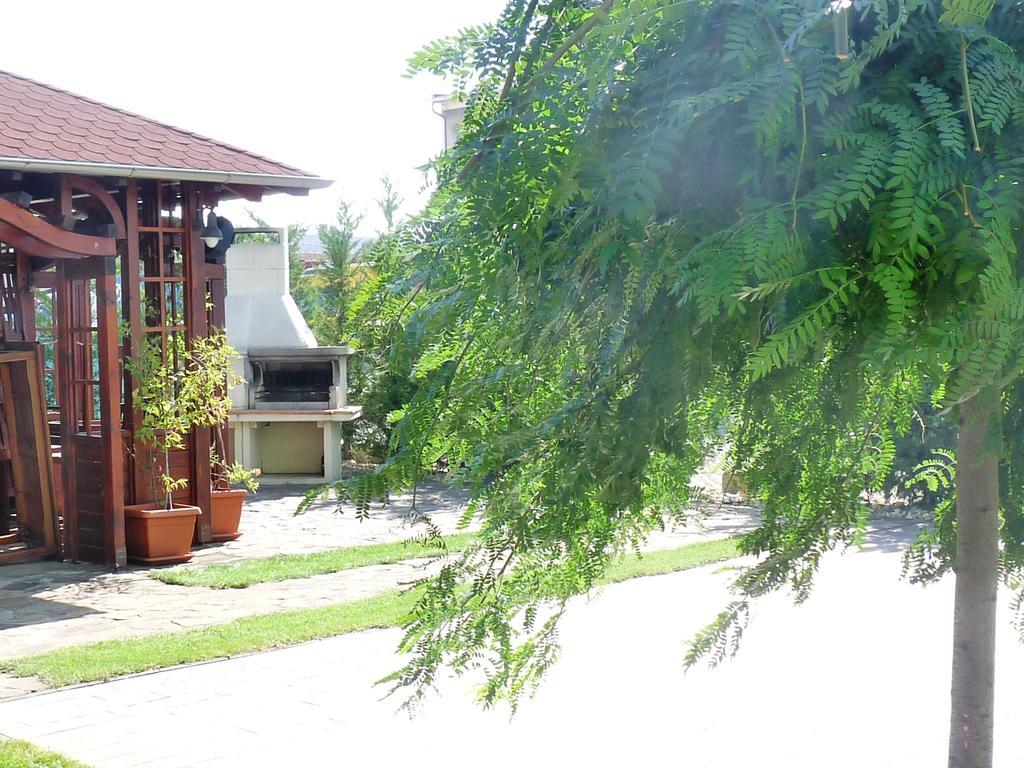 Hotel Hubert Nove Zamky Bagian luar foto