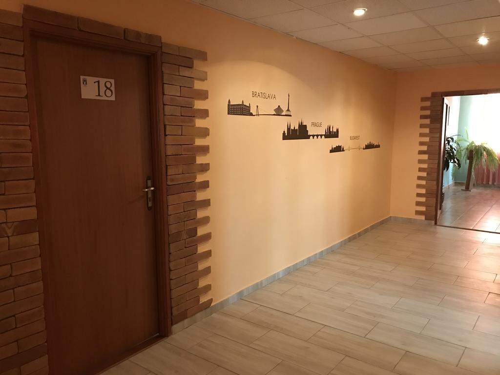 Hotel Hubert Nove Zamky Bagian luar foto