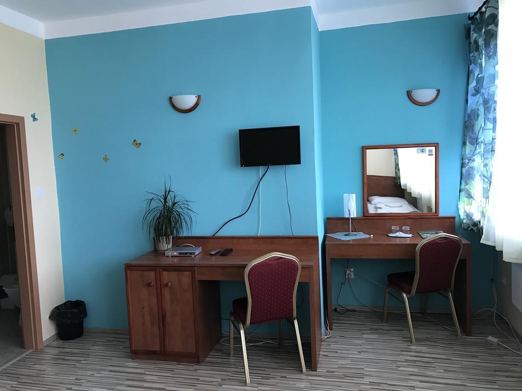 Hotel Hubert Nove Zamky Bagian luar foto