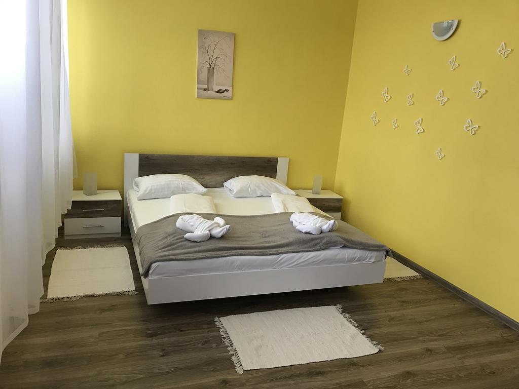 Hotel Hubert Nove Zamky Bagian luar foto