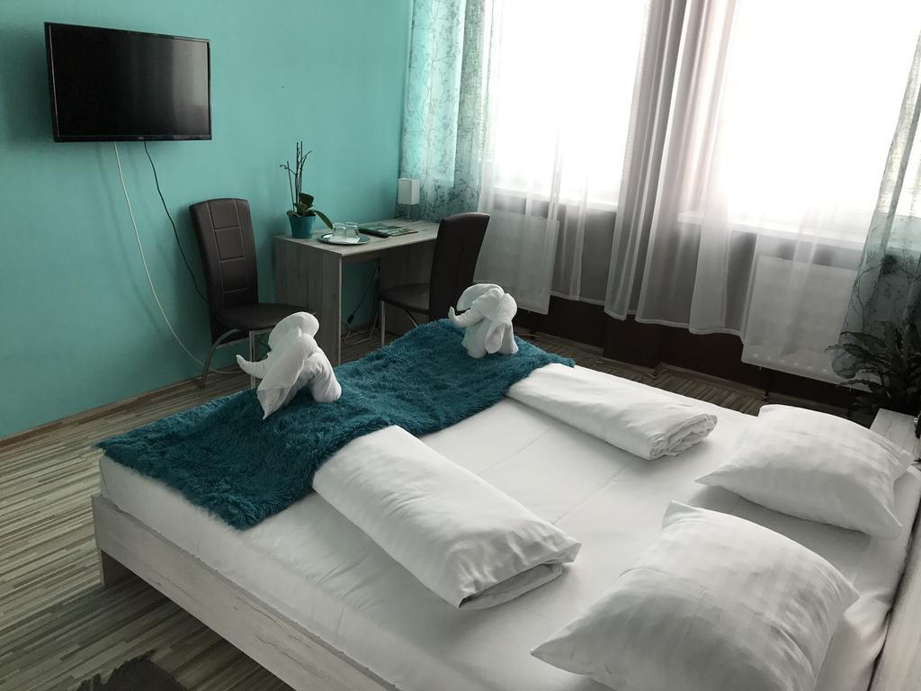 Hotel Hubert Nove Zamky Bagian luar foto
