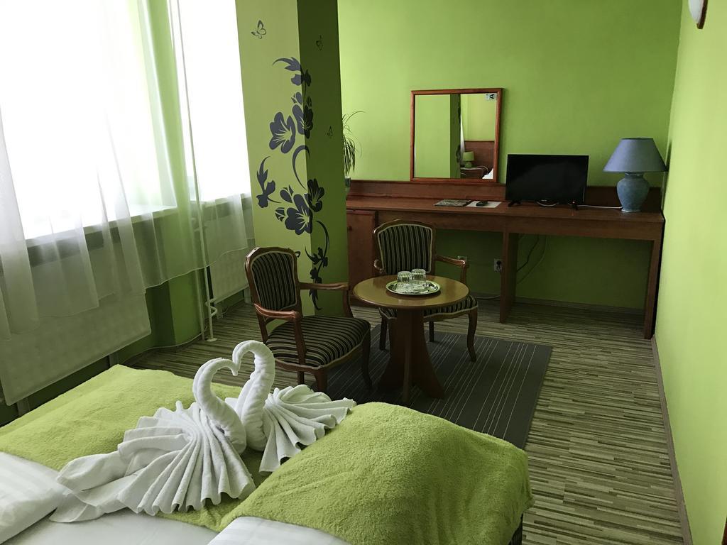 Hotel Hubert Nove Zamky Bagian luar foto