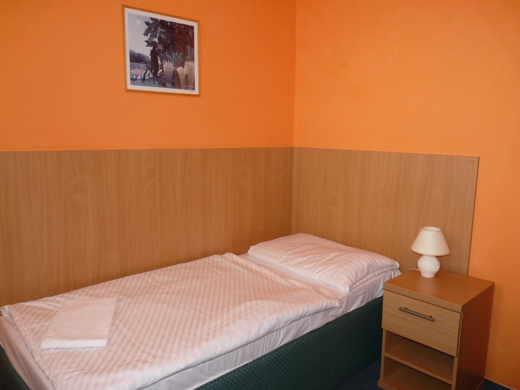 Hotel Hubert Nove Zamky Bagian luar foto