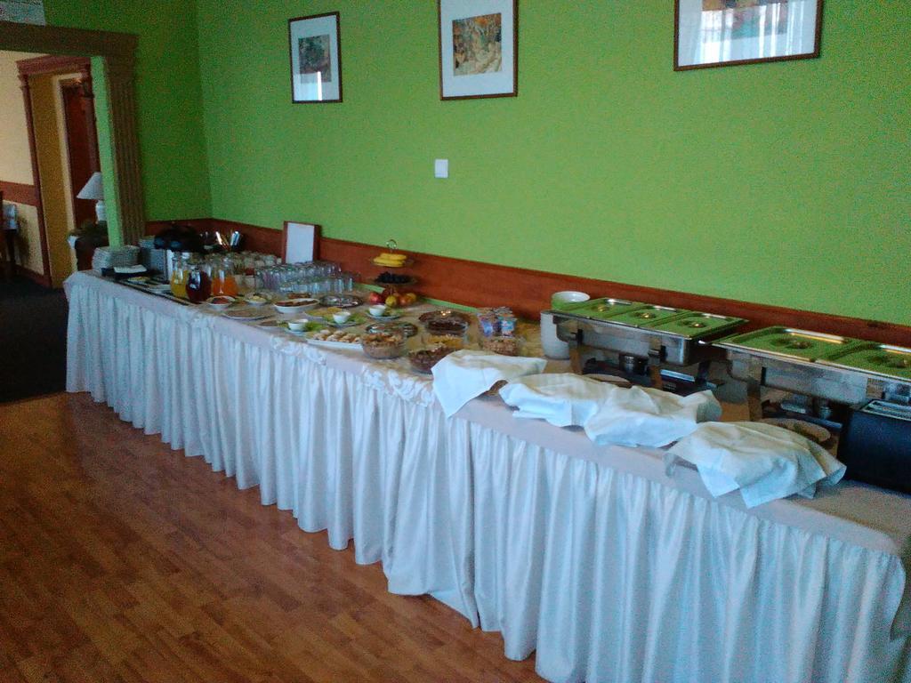 Hotel Hubert Nove Zamky Bagian luar foto