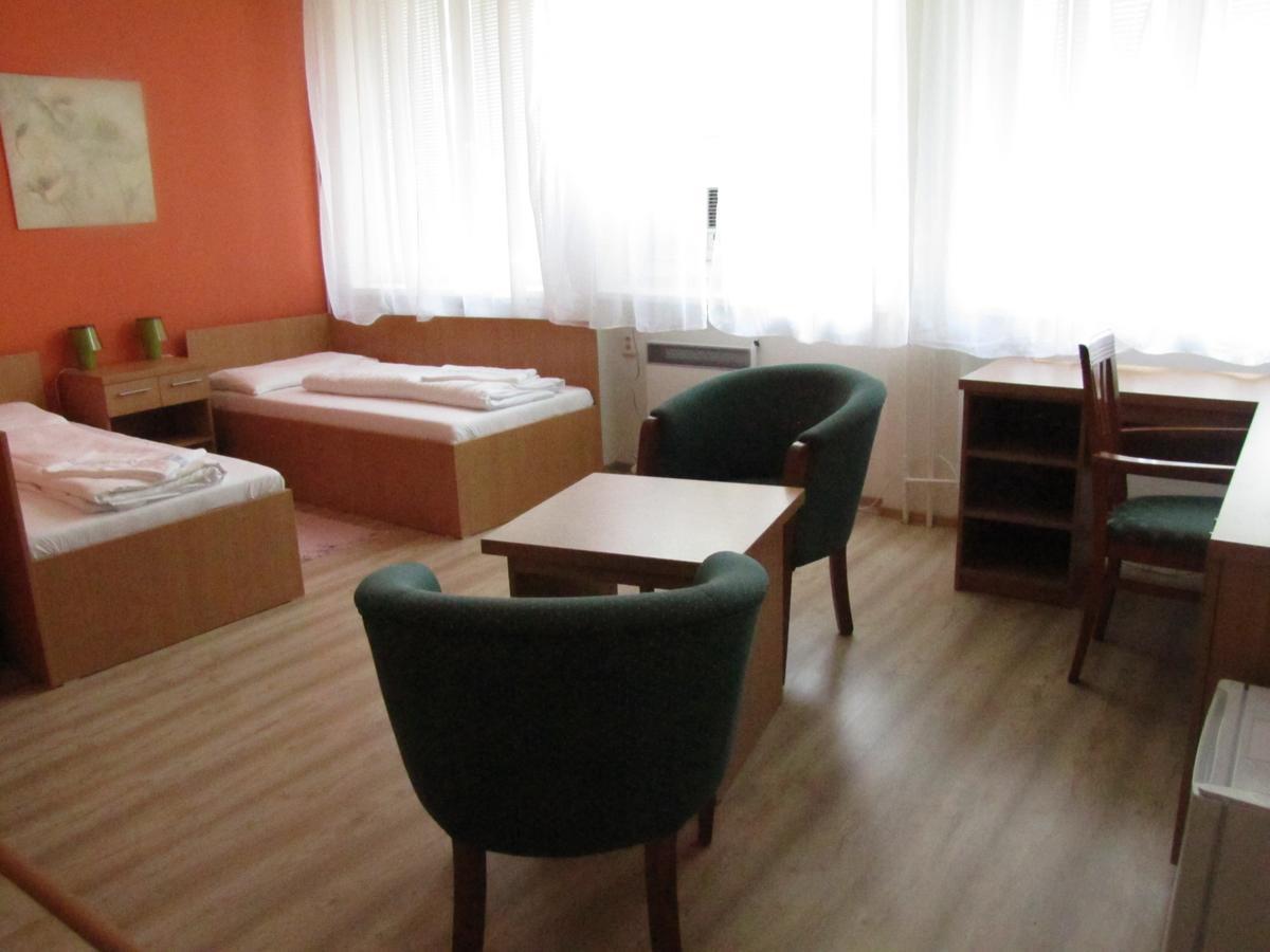 Hotel Hubert Nove Zamky Bagian luar foto