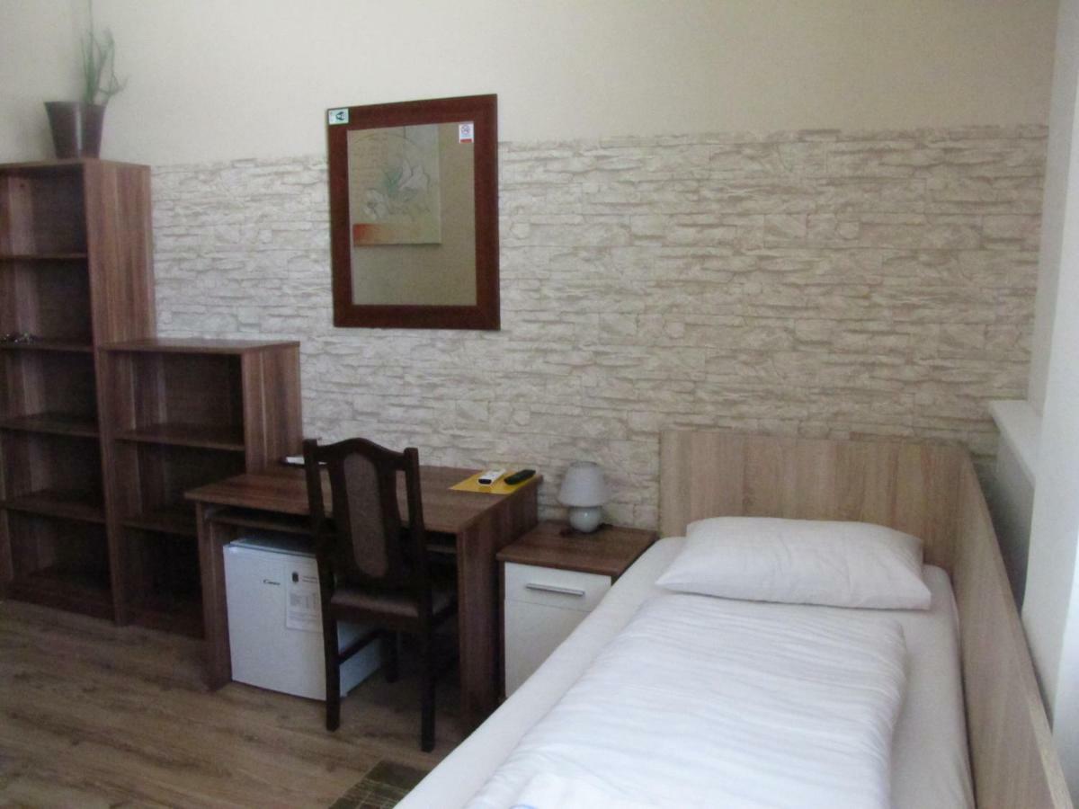 Hotel Hubert Nove Zamky Bagian luar foto