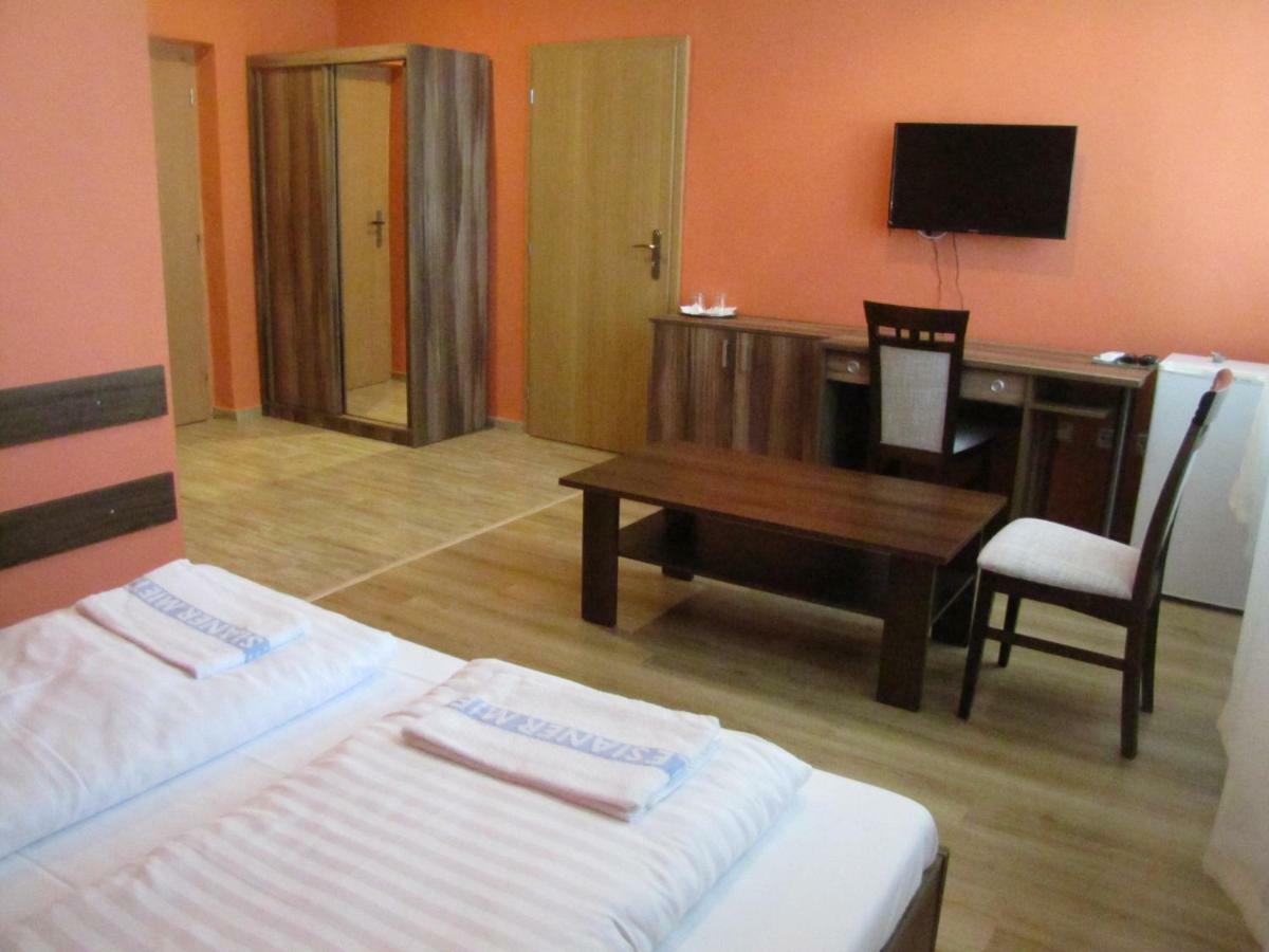 Hotel Hubert Nove Zamky Bagian luar foto